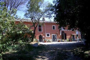 تختخواب و صبحانه La Meridiana Strana