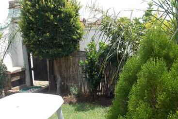 ユースホステル Authentic Bicycle Tours And Backpackers