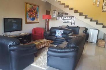 ベッドアンドブレックファースト Gee Wizz B And B