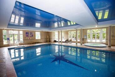 Shaw Hill Hotel Golf And Country Club