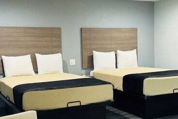 فندق على الطريق Express Inn & Suites