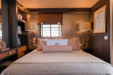 Hotelli House Of Hütter   Floating Home Goldfinger