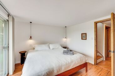 Dom wiejski Game Room & Yard: Mid Century Modern Kingston Home