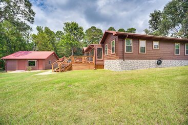 Hus på landet Onalaska Home W/ Game Room, Sunroom & Lake View!