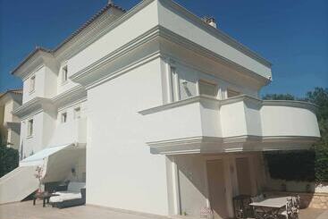 Pensão Room In Guest Room Guest Apartment Within A Villa In Lagonissi