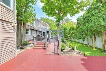 کلبه Saratoga Springs Home W/ Hot Tub: Walk To Downtown