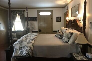 Fallen Tree Farm Bed And Breakfast