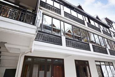 בית מלון כפרי Treebo Trip Lorent Manor Annex