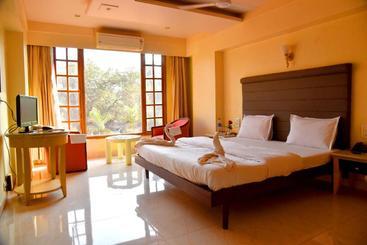 Отель Kohinoor Highway Resort