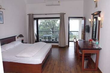هتل The Pine Crest Resort Bhimtal