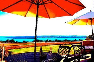 A Cayuga Lakefront Inn   Hotel Alt, Ithaca New York