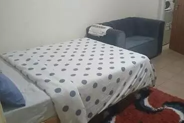 تختخواب و صبحانه Studio Space