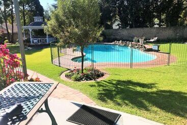 تختخواب و صبحانه 49oncherry