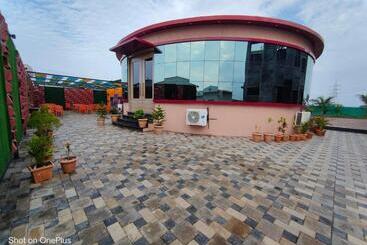 Otel Vss Lawns & Resorts Llp