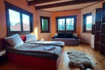 تختخواب و صبحانه Family Retreat