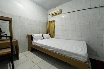 Otel Oyo 94161 Kost Aisyah