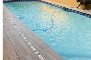 تختخواب و صبحانه Scentswana