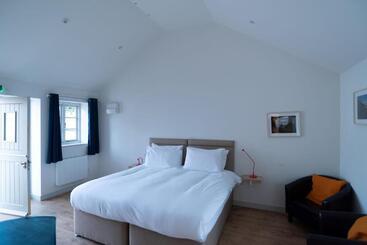 Общежитие King Deluxe Ensuite With Shower Bath And Courtyard View Fawcett