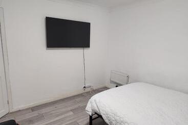 Bed and Breakfast Rubies, Firs Road, Sale