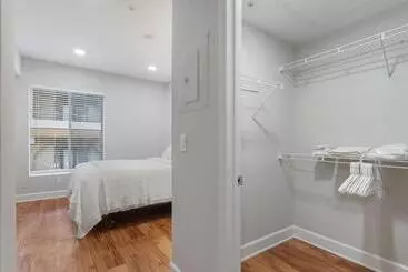 هتل کپسول Central 2bedroom 5 Mins To Grove With Pool & Free Parking