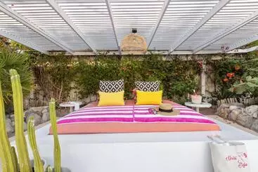 هتل Famous Landscape Architects Poolside Oasis