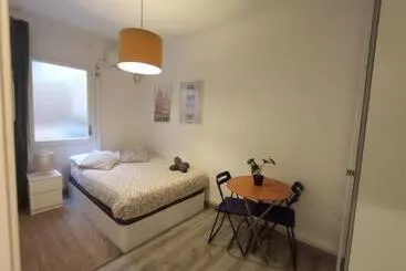 Retkeilymaja Private Rooms On Tamarit Street