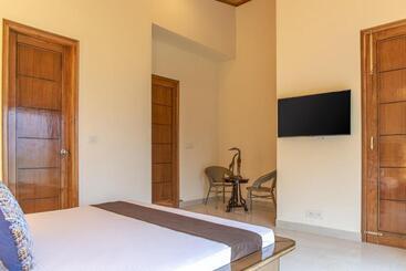 Hotel The Rajmahal Retreat I 3 Bedrooms Entire Villa I Nature Treks & Mountains View I Bonfire I Kasauli B