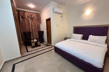 پانسیون Royal Palace