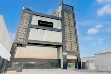 Super Hotel O Banthara Near Airport