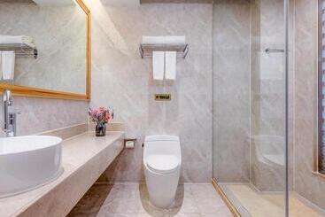 Vienna Hotel Shanghai Hongqiao National Exhibition Cente Sijing Metro Station