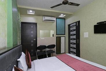 Super Oyo Hotel Myraa