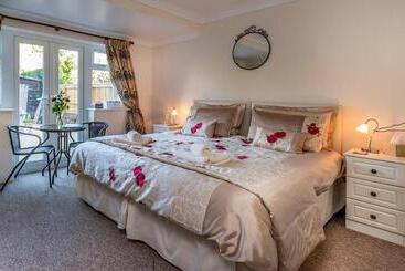 مبيت وإفطار Wimborne Lodge