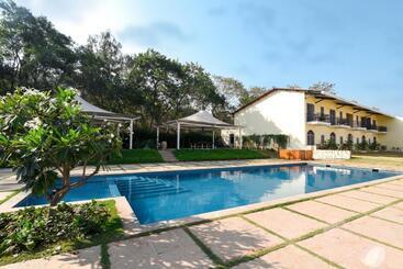 استراحتگاه The Source At Sula