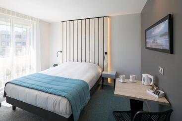 ホテル Logis Hôtel Les Pins   Opéralia