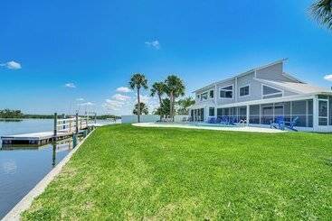 Landhus Boat Dock & Pool: Bayfront Crystal River Home