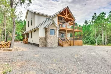 Vakantiehuisje Elegant Broken Bow Gem W/ Private Pool & Game Room