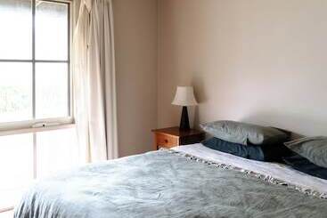 קוטג'' Carrajung Estate