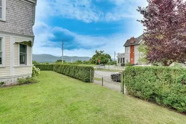 Mökkimajoitus Historic Newburgh Home W/ Hudson River Views!