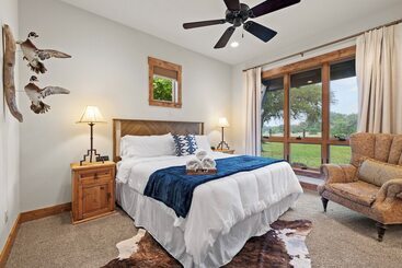 فندق ريفى Rusted Roof Ranch   Pool Bar Fireplace