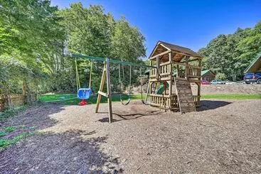 Mökkimajoitus 10 Mi To Slopes: Peaceful Newland Home W/ Balcony!