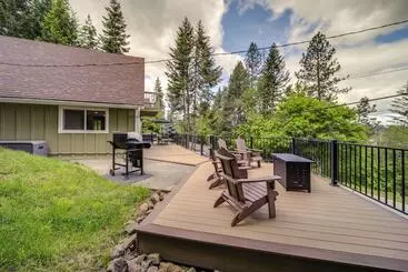 コテージ Tree Lined Hayden Home W/ Hot Tub & Lake Views!