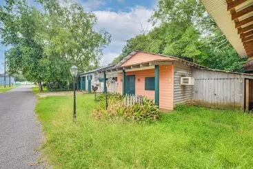 Mökkimajoitus Whimsical New Roads Home < 1 Mi To Main Street!