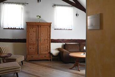 Hiša Linhart, Hotel & Restaurant