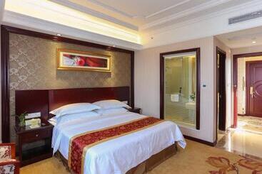 Vienna International Hotel Shanghai Pudong Xinchang Old Town Subway Station