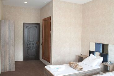 هاستل East House