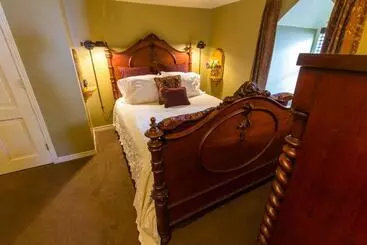 Russell Manor Bed & Breakfast