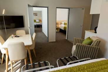 2 On Whiteleigh And 239 On Lincoln Motel