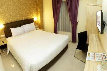 בית מלון כפרי Hersya Front One Inn Surabaya