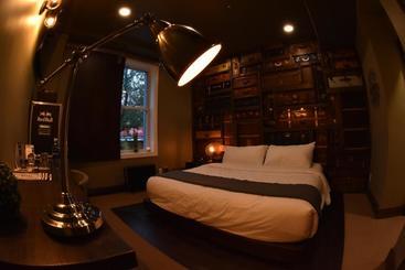 Crash Hotel Downtown Edmonton