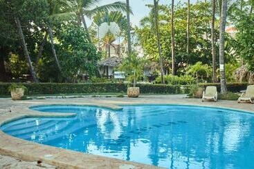 هتل Los Corales Beach Village